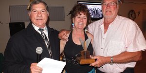 Beste Sosiale Bydrae Trofee aan Steve en Margi Muller